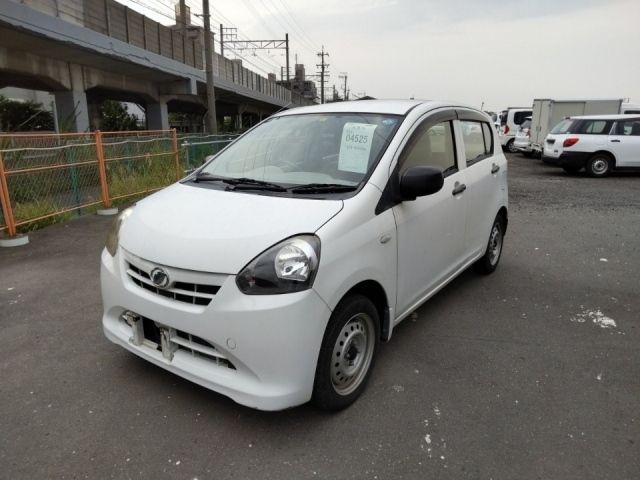 4525 Daihatsu Mira e s LA300S 2012 г. (LUM Nagoya Nyusatsu)